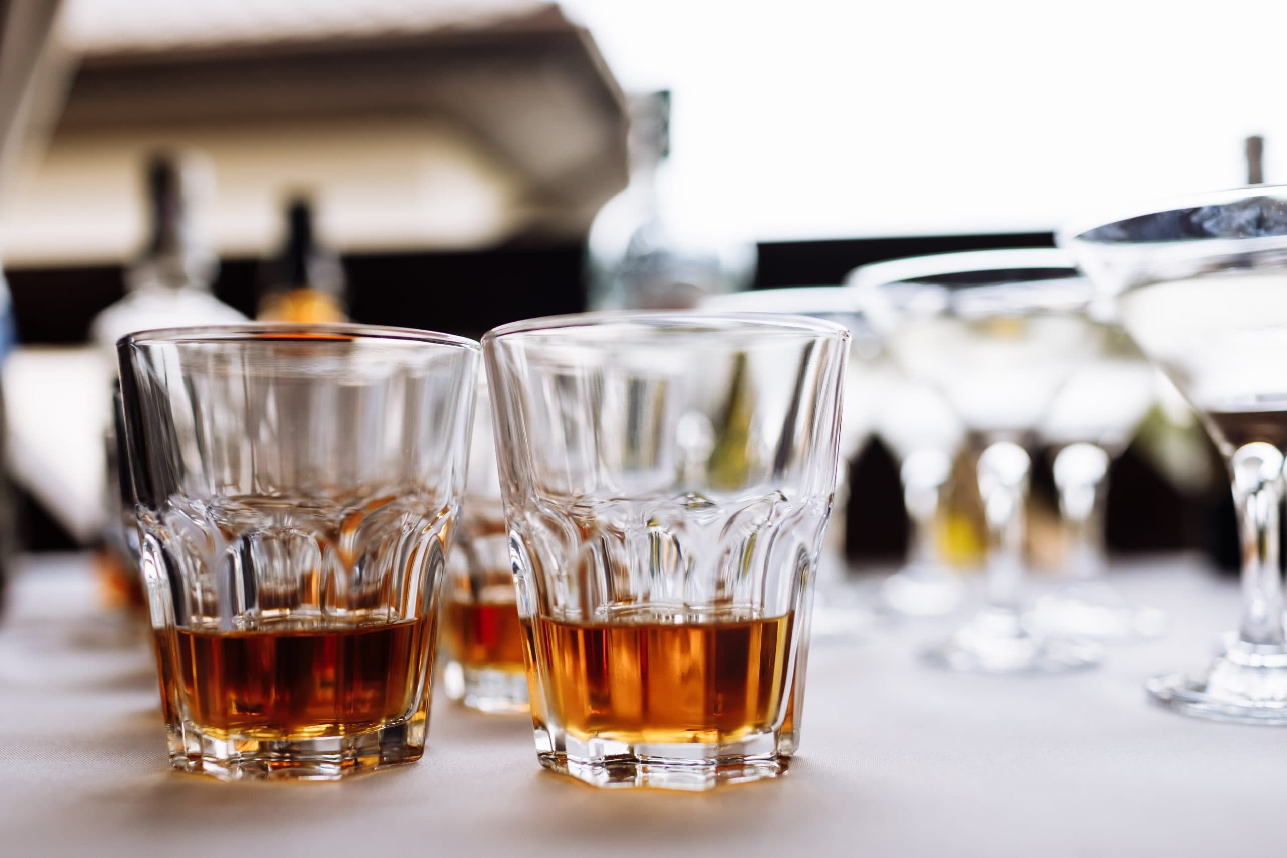 Whiskey glas på ett vitt bord uppställda för provning