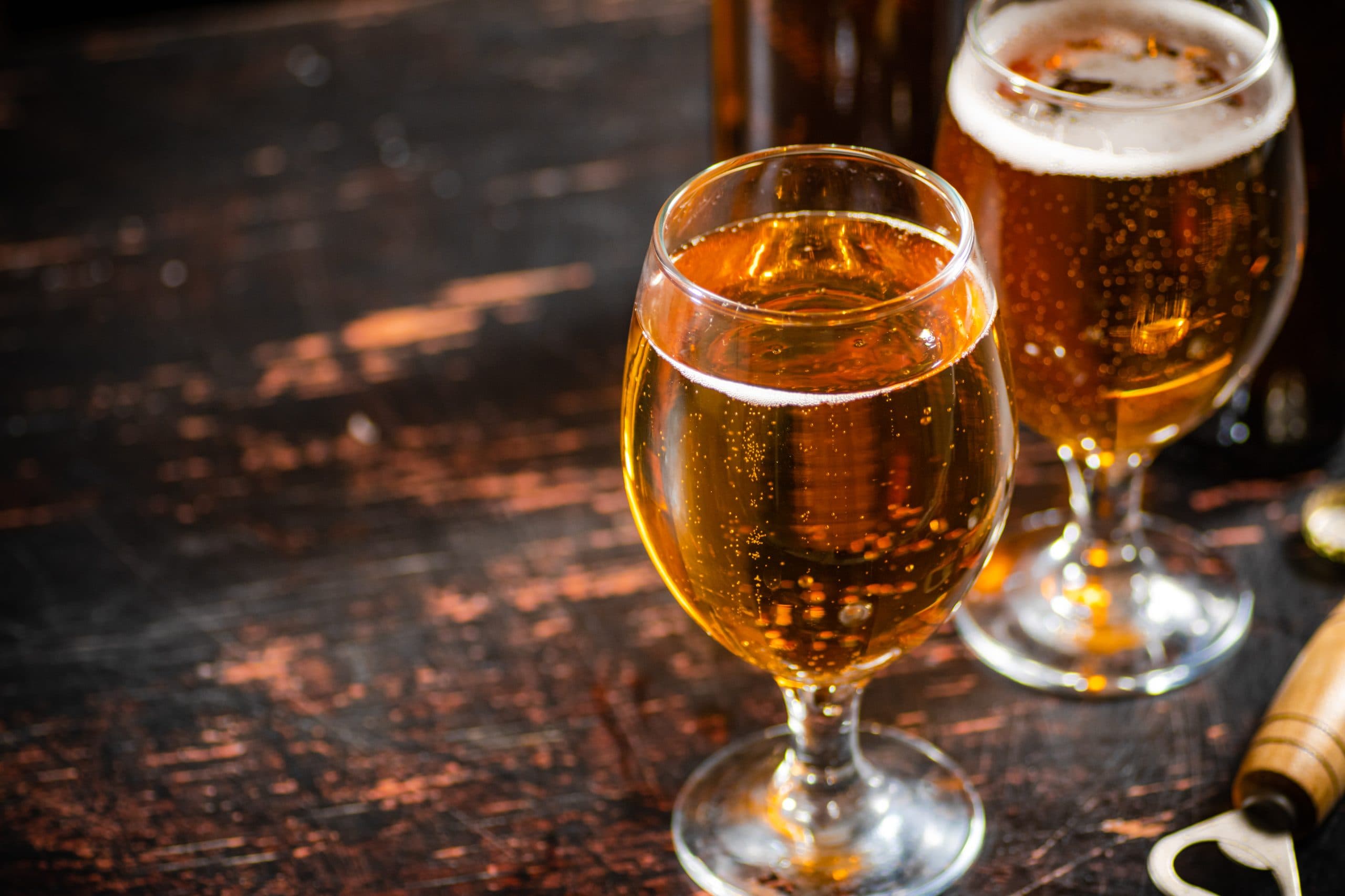 Två ölglas uppställda på ett bord, redo för provning